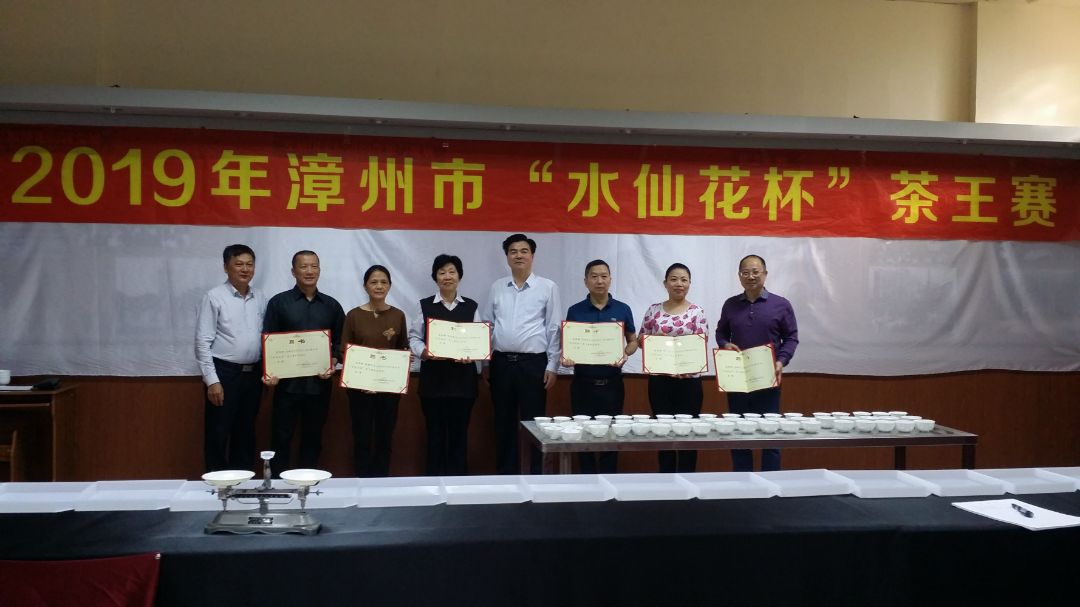 漳州市海峡两岸茶业交流协会会长刘文标为受聘的审评专家颁发聘书